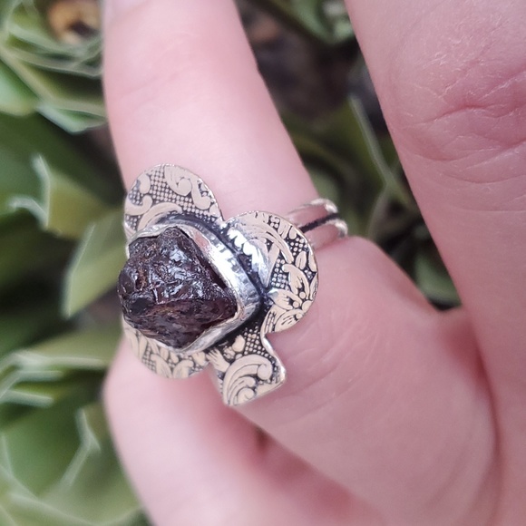 New Rough Natural Mozambique Garnet Carved 925 Silver Club Ring. - Picture 3 of 12